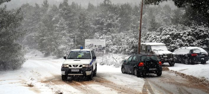 Χιονίζει στα ορεινά της Αττικής -Με αλυσίδες η κυκλοφορία σε Πεντέλη, Νέα Μάκρη, Θήβα